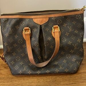Louis Vuitton bag in great condition! Hardly used and looks brand new!
